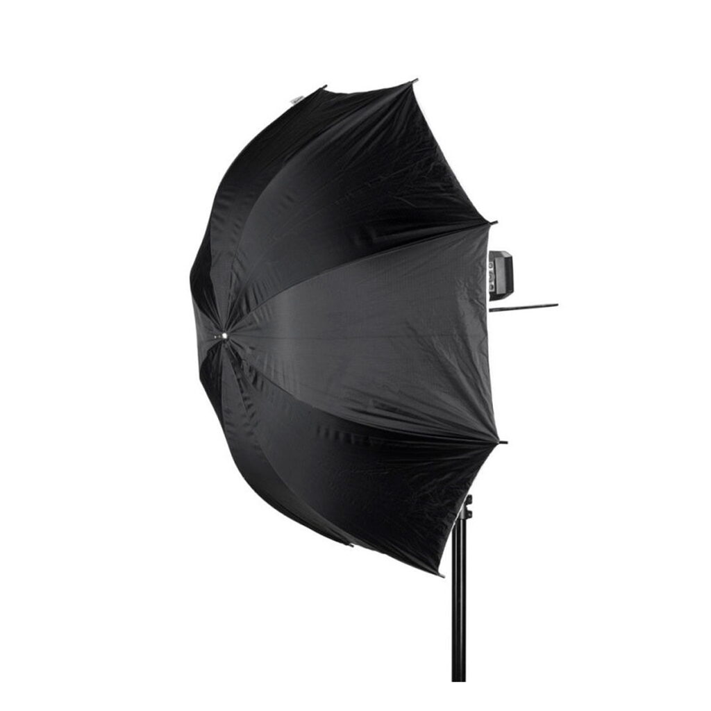 Quadralite_101_White_Umbrella_Softbox_005 Quadralite Umbrella Softbox 110cm on musta valonmuokkain studiokuvaukseen, joka on asennettu valotelineeseen ja eristetty valkoiselle taustalle.