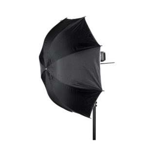 Quadralite_101_White_Umbrella_Softbox_005 Quadralite Umbrella Softbox 110cm on musta valonmuokkain studiokuvaukseen, joka on asennettu valotelineeseen ja eristetty valkoiselle taustalle.
