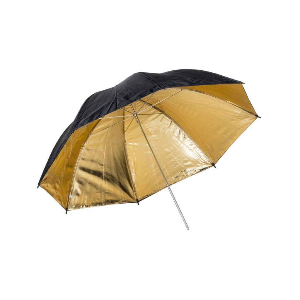 Quadralite_120_Gold_Umbrella_001 Quadralite 120cm Gold -sateenvarjossa on heijastava kultainen sisäpuoli, musta ulkopuoli ja tukeva metallivarsi ja -pyörät, kuvassa auki kulmassa.