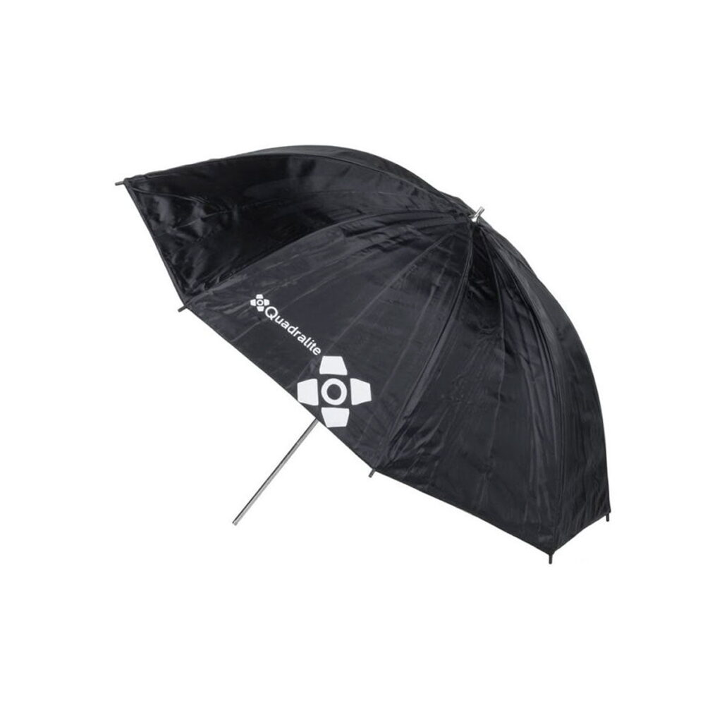 Quadralite_120_Gold_Umbrella_002 Quadralite 120cm Gold -sateenvarjossa on hopeinen metallirunko ja valkoinen Quadralite-logo, jossa on geometrinen kuvio yhdessä paneelissa valkoista taustaa vasten.
