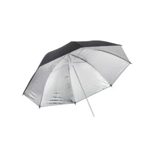 Quadralite_120_Silver_Umbrella_001 Quadralite 120cm Silver -sateenvarjo, jossa on hopeanvärinen heijastava sisäpuoli, musta ulkopuoli ja metallinen varsi, näkyy avattuna valkoista taustaa vasten.