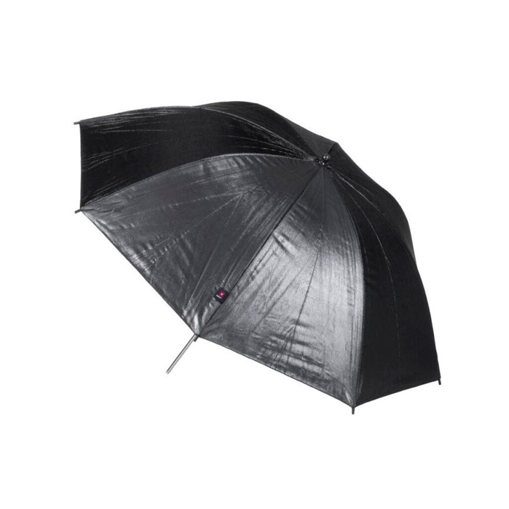 Quadralite_120_Silver_Umbrella_002 Quadralite 120cm hopeinen sateenvarjo, jossa on kiiltävä, kuvioitu pinta, on avoin ja sivulle taivutettu valkoista taustaa vasten.