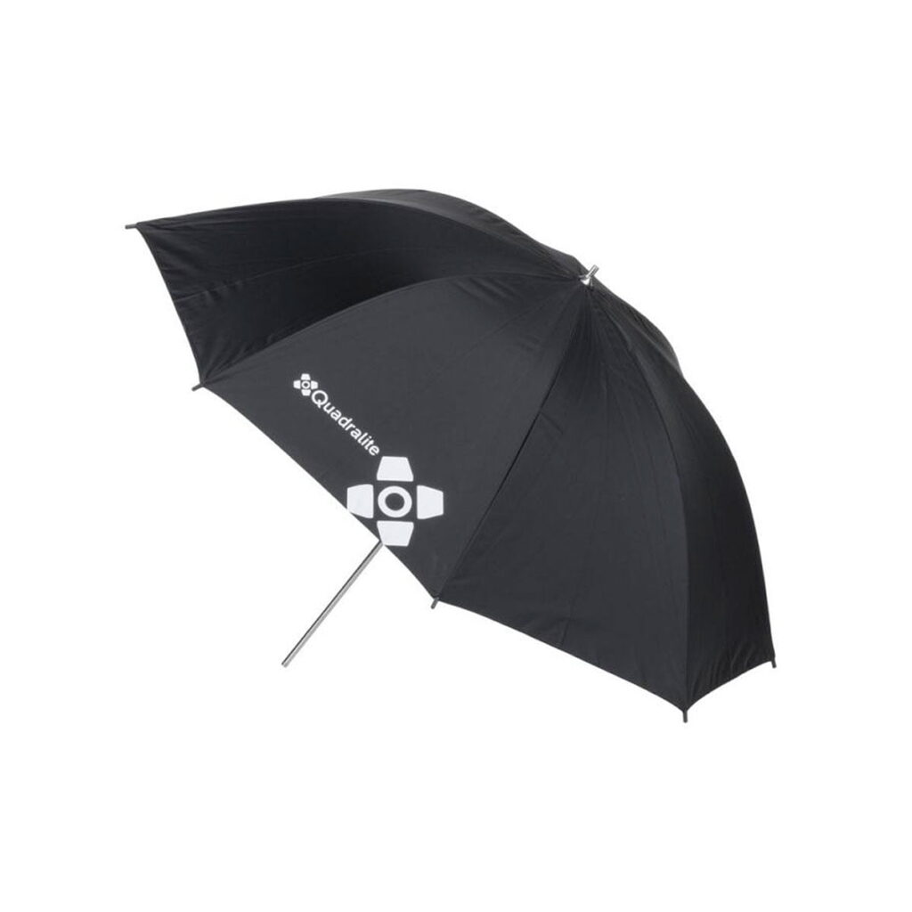 Quadralite_120_White_Umbrella_002 Quadralite 120cm valkoinen sateenvarjo, jossa on metallikahva ja Quadralite-logo, jossa on valkoinen geometrinen kuvio yhdessä paneelissa, on esitetty valkoisella taustalla.