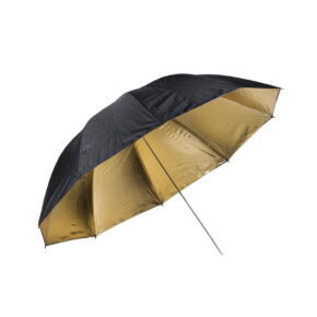 Quadralite 150cm Gold -sateenvarjo, jossa on musta ulkopinta ja heijastava kultainen sisäpinta, on kuvattu auki kulmassa valkoista taustaa vasten.