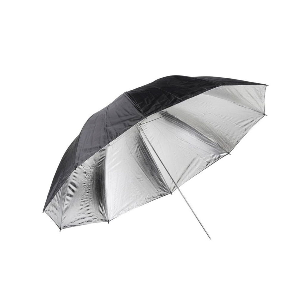 Quadralite_150_Silver_Umbrella_001 Quadralite 150cm Silver -sateenvarjo, jossa on musta ulkopinta ja heijastava hopeinen sisäpinta, näkyy avattuna ja sivulle suunnattuna valkoista taustaa vasten.