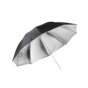 Quadralite 150cm Silver -sateenvarjo, jossa on musta ulkopinta ja heijastava hopeinen sisäpinta, näkyy avattuna ja sivulle suunnattuna valkoista taustaa vasten.