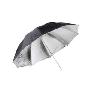 Quadralite_150_Silver_Umbrella_001 Quadralite 150cm Silver -sateenvarjo, jossa on musta ulkopinta ja heijastava hopeinen sisäpinta, näkyy avattuna ja sivulle suunnattuna valkoista taustaa vasten.