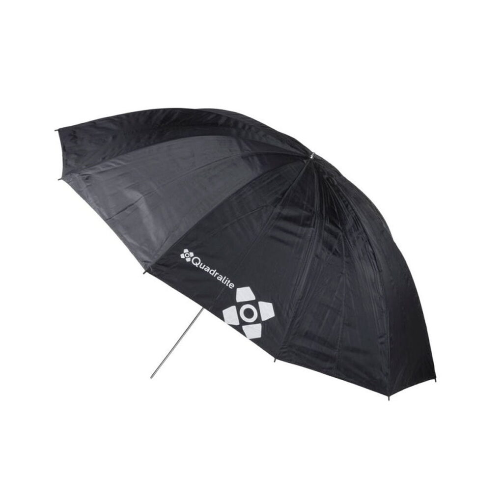 Quadralite_150_Silver_Umbrella_002 Quadralite 150cm Silver -sateenvarjossa on hopeinen metallivarsi ja valkoinen Quadralite-logo, jossa on geometrinen kuvio yhdessä paneelissa, avattuna valkoista taustaa vasten.