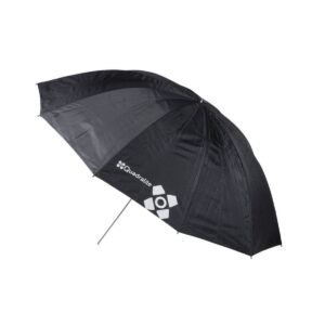 Quadralite_150_Silver_Umbrella_002 Quadralite 150cm Silver -sateenvarjossa on hopeinen metallivarsi ja valkoinen Quadralite-logo, jossa on geometrinen kuvio yhdessä paneelissa, avattuna valkoista taustaa vasten.