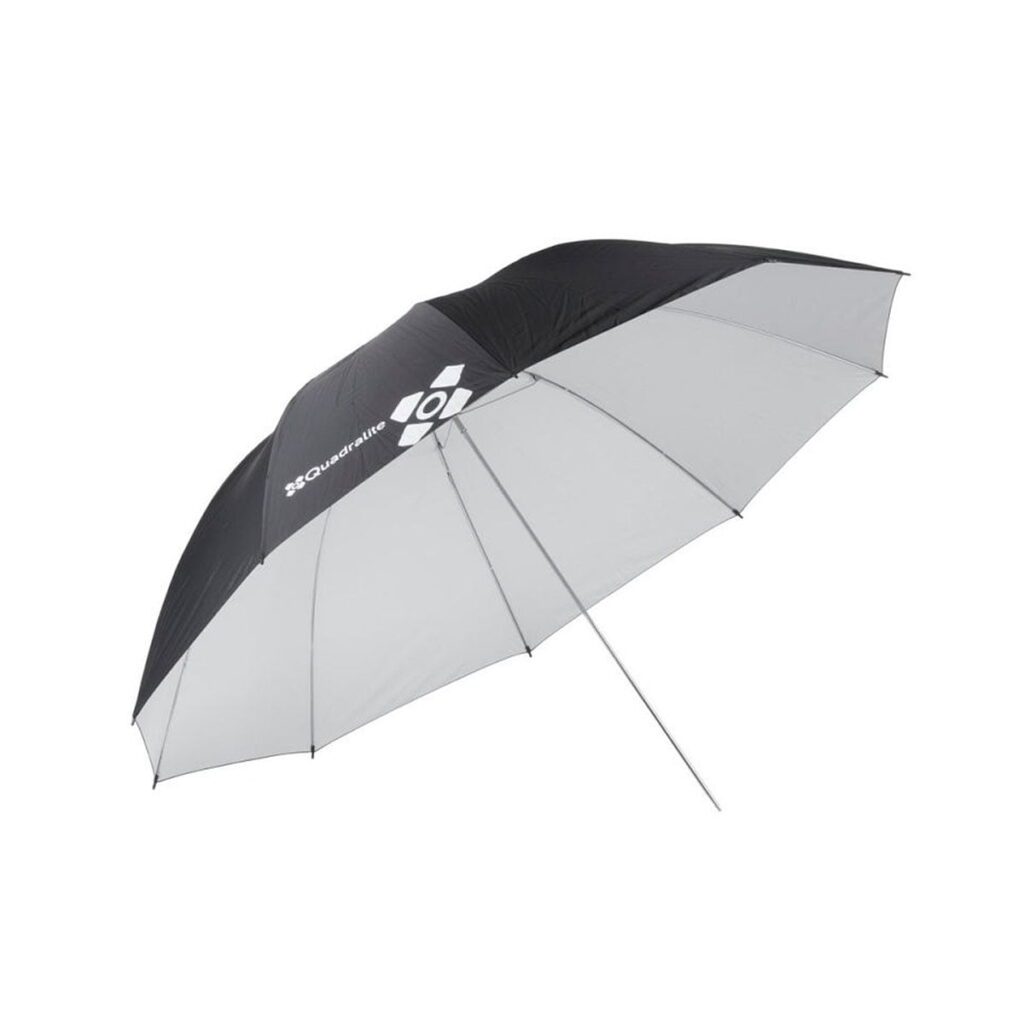 Quadralite_150_White_Umbrella_001 Quadralite 150cm valkoisessa sateenvarjossa on suuri mustavalkoinen kuvio, jossa on metallinen varsi, ja se näkyy tavallisella valkoisella pohjalla.