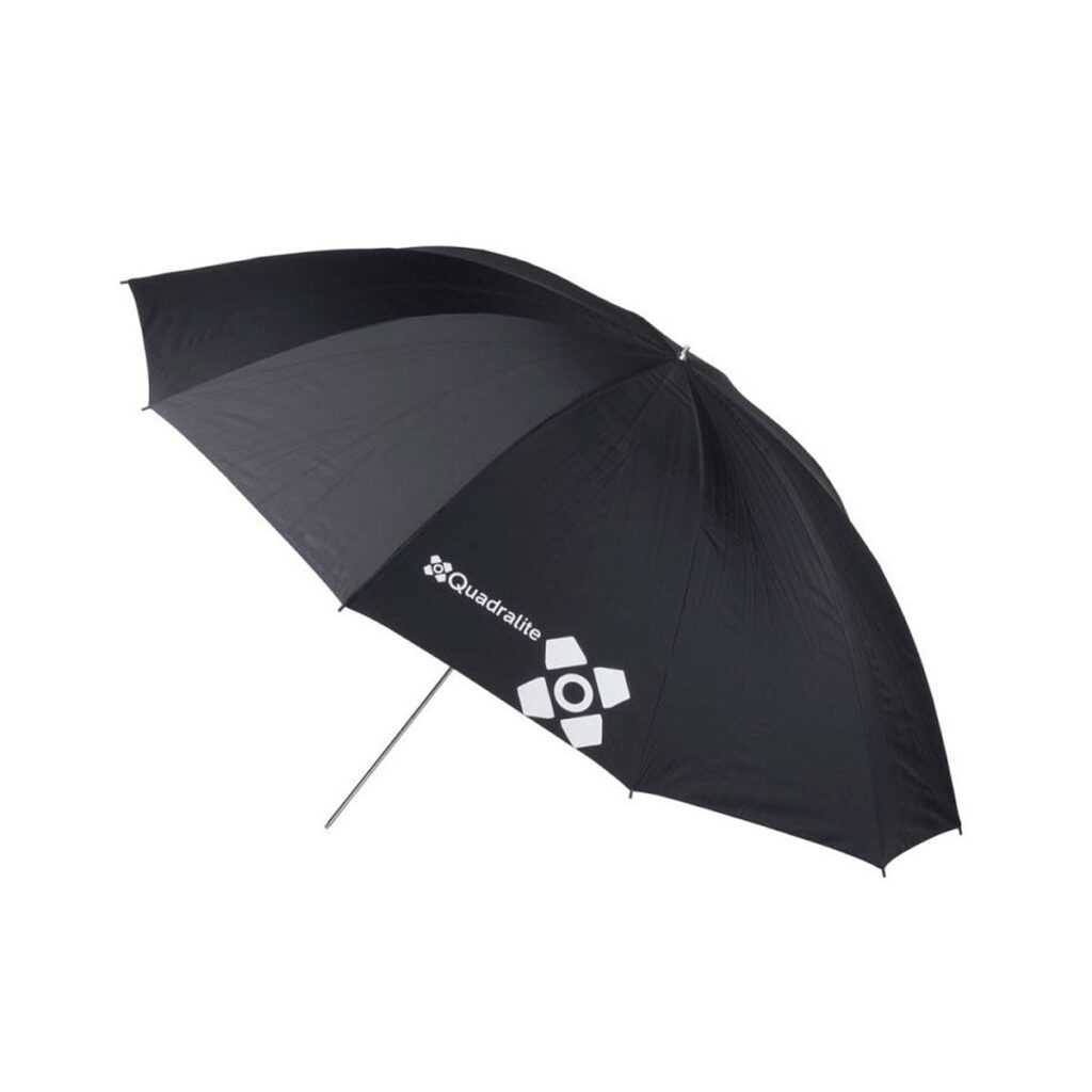 Quadralite_150_White_Umbrella_002 Quadralite 150cm valkoinen sateenvarjo, jossa on hopeinen metallivarsi ja musta katos, jossa on valkoinen Quadralite-logo yhdessä paneelissa, näkyy tavallisella valkoisella taustalla.