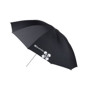 Quadralite_150_White_Umbrella_002 Quadralite 150cm valkoinen sateenvarjo, jossa on hopeinen metallivarsi ja musta katos, jossa on valkoinen Quadralite-logo yhdessä paneelissa, näkyy tavallisella valkoisella taustalla.