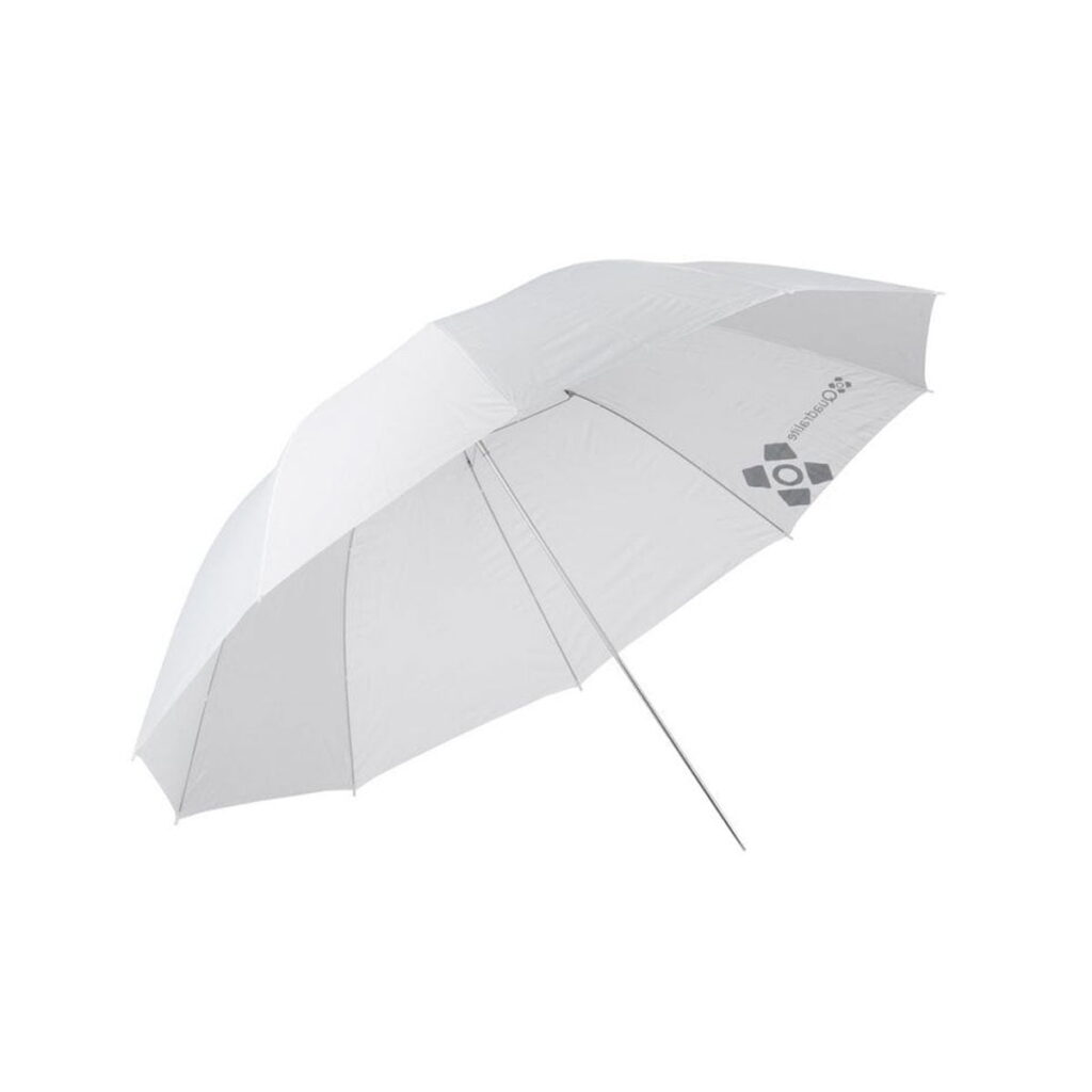 Quadralite_150_White__Transparent_Umbrella_001 Quadralite 150cm valkoisessa läpinäkyvässä sateenvarjossa on hopeinen metallitolppa ja hienovarainen geometrinen logo kankaassa. Se näkyy avattuna valkoista taustaa vasten.