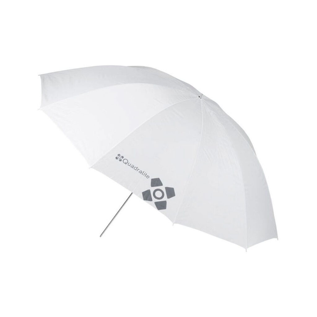 Quadralite_150_White__Transparent_Umbrella_002 Quadralite 150cm valkoinen läpinäkyvä sateenvarjo, jossa on metallikahva, jossa on geometrinen logo ja "Quadralite" painettu yhteen kuomun osaan, joka näkyy valkoista taustaa vasten.