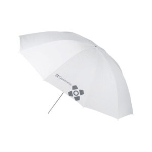 Quadralite_150_White__Transparent_Umbrella_002 Quadralite 150cm valkoinen läpinäkyvä sateenvarjo, jossa on metallikahva, jossa on geometrinen logo ja "Quadralite" painettu yhteen kuomun osaan, joka näkyy valkoista taustaa vasten.