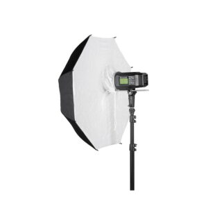 Quadralite_84_White_Umbrella_Softbox_002 Quadralite Umbrella Softbox 84cm on asennettu studiostroboskoopin ja jalustan päälle, ja sen valkoinen ja musta kahdeksankulmainen diffuusori on auki ammattimaista valokuvausvalaistusta varten. Softboxin näyttö on näkyvissä.
