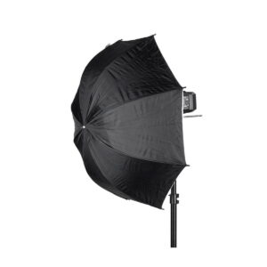 Quadralite_84_White_Umbrella_Softbox_003 Quadralite Umbrella Softbox 84cm on kiinnitetty valotelineeseen, ja studiosalamalaite on osittain näkyvissä sen takana valkoista taustaa vasten.