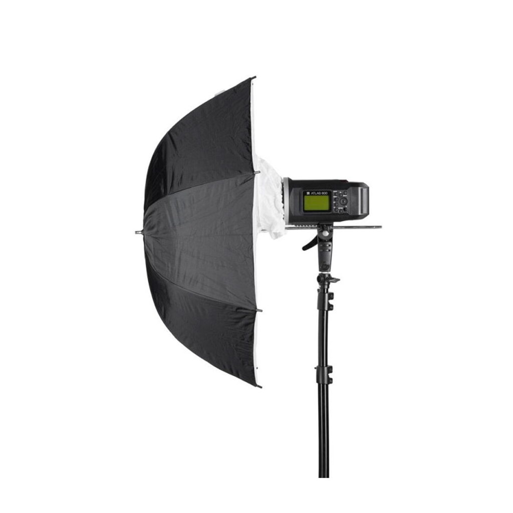 Quadralite_84_White_Umbrella_Softbox_004 Quadralite Umbrella Softbox 84cm mustana on kiinnitetty valotelineeseen, jossa salamalaite on sateenvarjoa vasten, ihanteellinen studiovalaistukseen ja valokuvaukseen, kuvassa valkoista taustaa vasten.