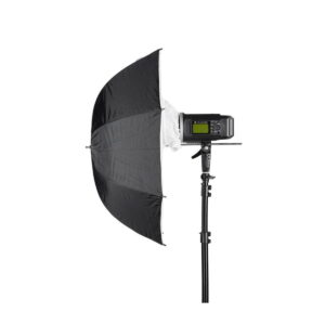 Quadralite_84_White_Umbrella_Softbox_004 Quadralite Umbrella Softbox 84cm mustana on kiinnitetty valotelineeseen, jossa salamalaite on sateenvarjoa vasten, ihanteellinen studiovalaistukseen ja valokuvaukseen, kuvassa valkoista taustaa vasten.