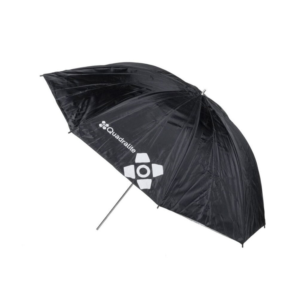 Quadralite_91_Gold_Umbrella_002 Quadralite 91cm Gold -sateenvarjossa on kultainen kuomu, tukeva hopeinen metallikahva ja valkoinen Quadralite-logo ja teksti kahdessa paneelissa, jotka on esitetty valkoista taustaa vasten.