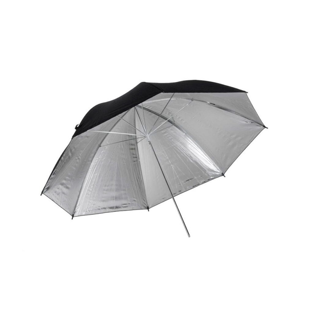Quadralite_91_Silver_Umbrella_001 Valkoista taustaa vasten avatussa ja kulmikkaassa Quadralite 91cm Silver -sateenvarjossa on musta ulkokuori ja heijastava metallinen hopeanvärinen sisäpuoli.