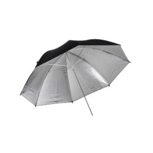 Quadralite_91_Silver_Umbrella_001 Valkoista taustaa vasten avatussa ja kulmikkaassa Quadralite 91cm Silver -sateenvarjossa on musta ulkokuori ja heijastava metallinen hopeanvärinen sisäpuoli.