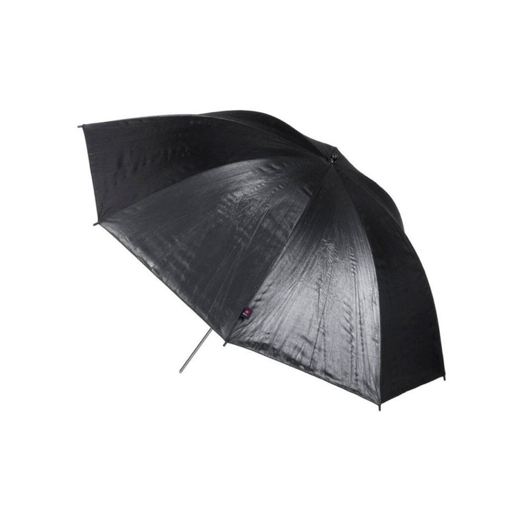 Quadralite_91_Silver_Umbrella_002 Quadralite 91cm Silver -sateenvarjo on avoin ja vasemmalle suunnattu, ja sen hieman heijastava kangas on asetettu valkoista taustaa vasten.