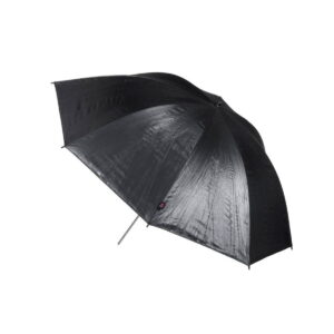 Quadralite_91_Silver_Umbrella_002 Quadralite 91cm Silver -sateenvarjo on avoin ja vasemmalle suunnattu, ja sen hieman heijastava kangas on asetettu valkoista taustaa vasten.