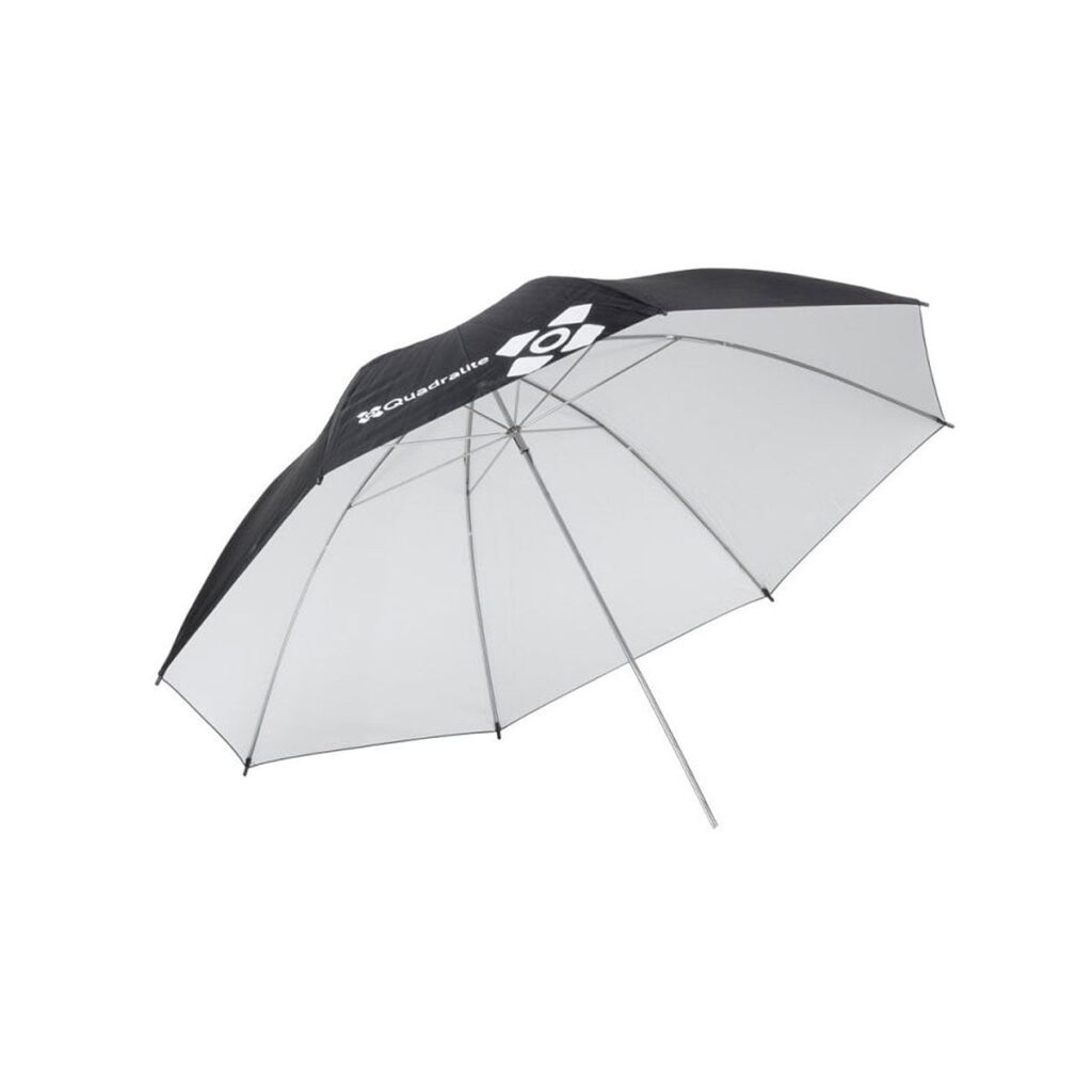 Quadralite_91_White_Umbrella_001 Quadralite 91cm valkoinen sateenvarjo, jossa on metallivarsi ja Quadralite-logo mustassa osassa, joka näkyy valkoista taustaa vasten.