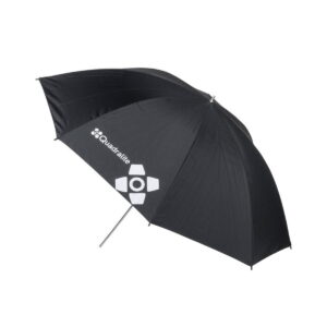 Quadralite_91_White_Umbrella_002 Quadralite 91cm valkoinen sateenvarjo on täysin auki, ja siinä on musta katos, jossa on Quadralite-logo ja valkoista grafiikkaa yhdessä paneelissa, joka näkyy valkoista taustaa vasten.