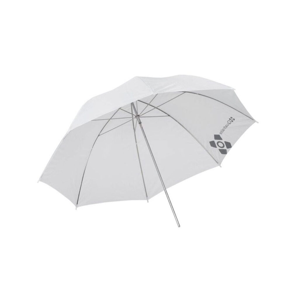 Quadralite_91_White__Transparent_Umbrella_001 Quadralite 91cm valkoinen läpinäkyvä sateenvarjo on auki, ja sen kuomu ja metalliset tukikylkiluut ovat näkyvissä. Pieni musta logo, jossa on tekstiä, näkyy lähellä kankaan reunaa. Sateenvarjo näkyy valkoista taustaa vasten.