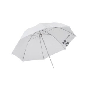 Quadralite_91_White__Transparent_Umbrella_001 Quadralite 91cm valkoinen läpinäkyvä sateenvarjo on auki, ja sen kuomu ja metalliset tukikylkiluut ovat näkyvissä. Pieni musta logo, jossa on tekstiä, näkyy lähellä kankaan reunaa. Sateenvarjo näkyy valkoista taustaa vasten.