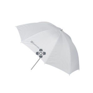 Quadralite_91_White__Transparent_Umbrella_002 Quadralite 91cm valkoisessa läpinäkyvässä sateenvarjossa on harmaa logo ja "Quadrille" yhdessä paneelissa, ja siinä on hopeinen kahva. Kuvattu avattuna valkoista taustaa vasten.