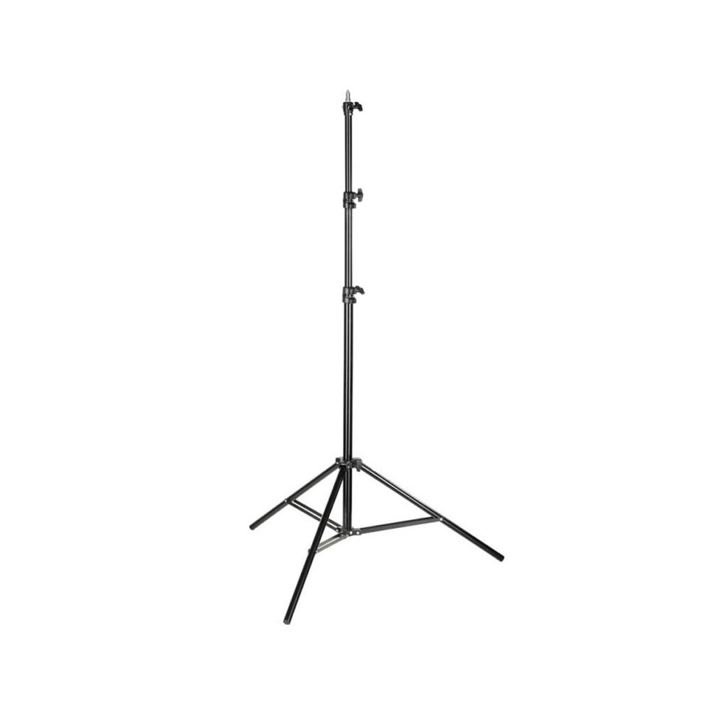 Quadralite_AIR_Pneumatic_Light_Stand_260cm_001 Quadralite AIR Pneumatic Light Stand 260cm on musta, säädettävä kolmijalkainen jalusta, jossa on kolme pidennettyä jalkaa vakauden takaamiseksi, kuvassa pystyssä valkoisella pohjalla.