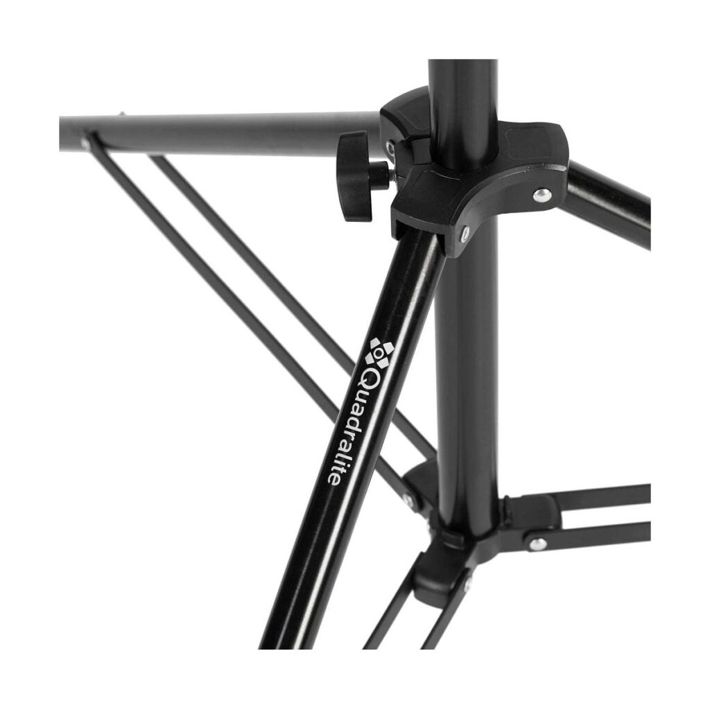 Lähikuva Quadralite AIR Pneumatic Light Stand 395cm -valaisinjalustasta, jossa on musta metallirakenne ja näkyvät nivelet ja tukiraudat. Quadralite-logo on painettu yhteen jalkaan valkoista taustaa vasten.