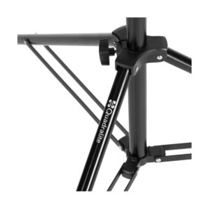 Lähikuva Quadralite AIR Pneumatic Light Stand 395cm -valaisinjalustasta, jossa on musta metallirakenne ja näkyvät nivelet ja tukiraudat. Quadralite-logo on painettu yhteen jalkaan valkoista taustaa vasten.
