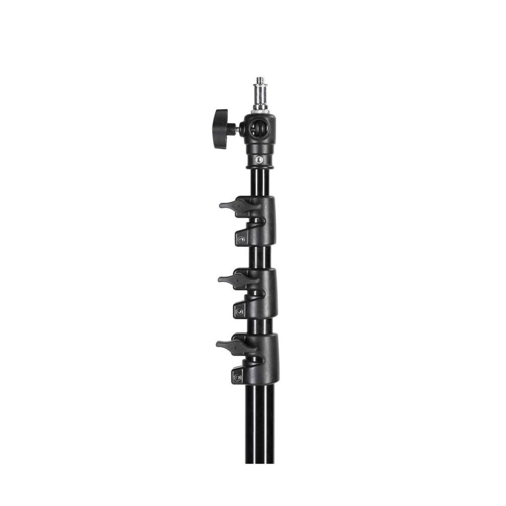 Quadralite AIR Pneumatic Light Stand 395cm on musta, ulosvedettävä jalusta, jossa on useita säädettäviä kiinnikkeitä ja yläkiinnitysruuvi, ja se on esillä valkoisella pohjalla.