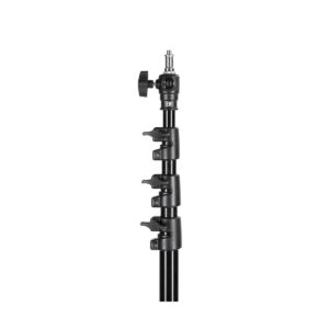 Quadralite AIR Pneumatic Light Stand 395cm on musta, ulosvedettävä jalusta, jossa on useita säädettäviä kiinnikkeitä ja yläkiinnitysruuvi, ja se on esillä valkoisella pohjalla.