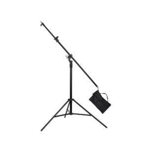 Quadralite_Boom_Multi_Studio_Tripod_001 Quadralite Boom Multi Studio Tripod, jossa on musta jalustan pohja, säädettävä vaakavarsi ja takaosan hiekkasäkki vastapainoksi, on kuvassa valkoista taustaa vasten.