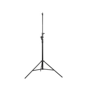 Quadralite_Boom_Multi_Studio_Tripod_002 Quadralite Boom Multi Studio Tripod, kuvassa mustalla säädettävällä kolmijalkaisella jalustalla ja pystytolpalla, on suunniteltu valokuvaus- tai videolaitteiden tukemiseen. Näytetään tavallista valkoista taustaa vasten.