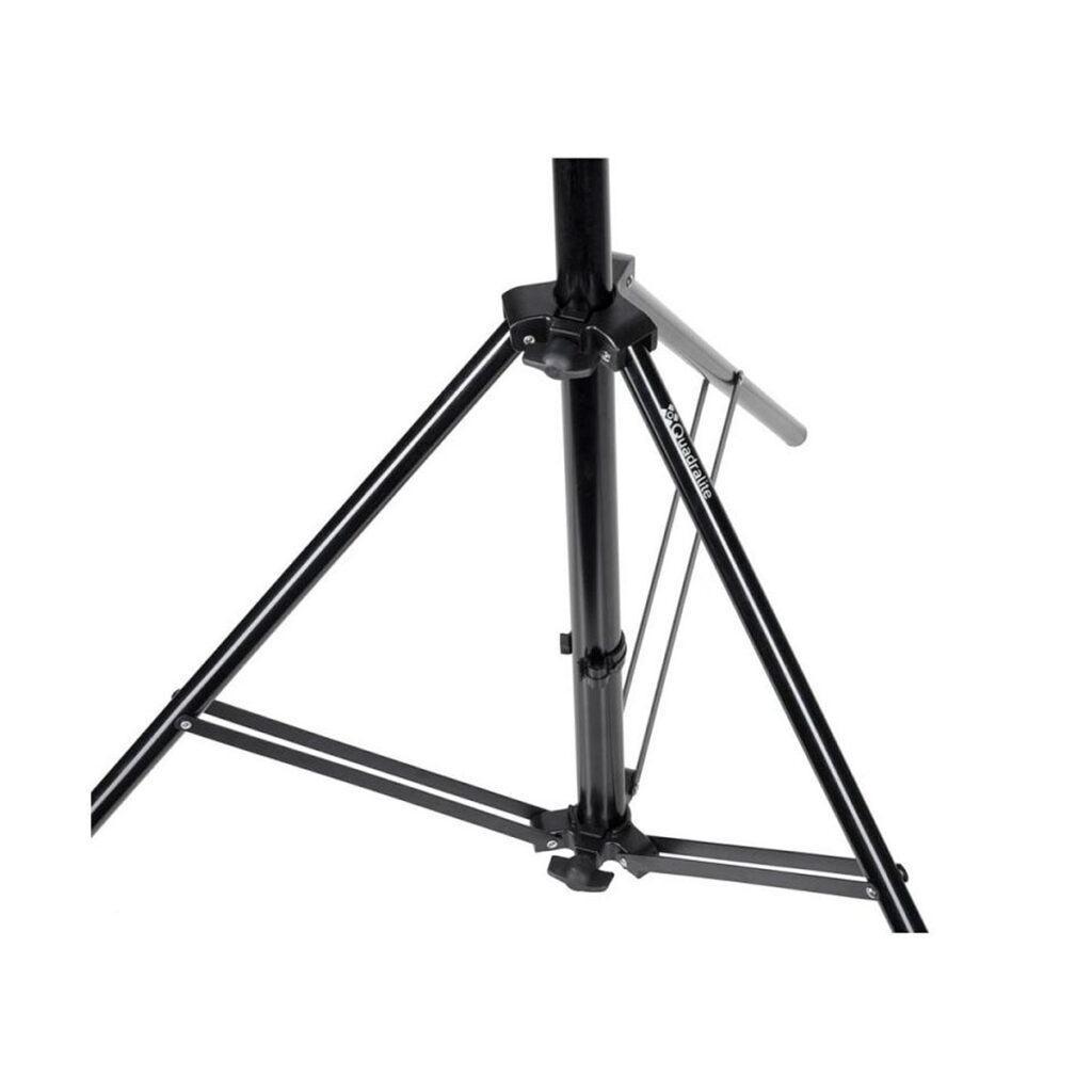 Quadralite_Boom_Multi_Studio_Tripod_006 Lähikuva Quadralite Boom Multi Studio Tripodista, mustasta metallisesta jalustasta, jossa on säädettävät jalat ja keskimmäinen tukitanko, valkoista taustaa vasten.