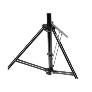 Quadralite_Boom_Multi_Studio_Tripod_006 Lähikuva Quadralite Boom Multi Studio Tripodista, mustasta metallisesta jalustasta, jossa on säädettävät jalat ja keskimmäinen tukitanko, valkoista taustaa vasten.