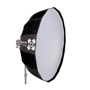 Quadralite Flex 105cm kokoontaitettava kauneusmalja, jossa on valkoinen diffuusori ja mustat reunat, on asennettu valotelineeseen, ja sen kyljessä on Quadralite-brändinimi ja -logo.