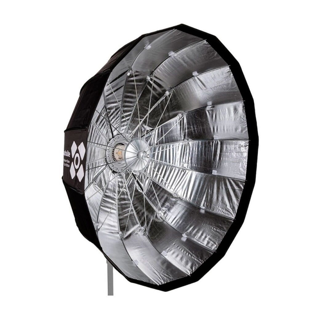 Quadralite Flex 105cm Foldable Beauty-Dish on suuri, hopeanvärinen sateenvarjon muotoinen studioheijastin, jossa on metallipyöriä ja keskikiinnitys, joka on suunniteltu ammattimaiseen valokuvausvalaistukseen.