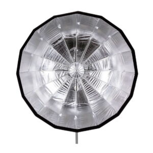 Quadralite Flex 105cm Foldable Beauty-Dish on suuri, pyöreä, hopeanvärinen heijastava sateenvarjo, jossa on segmentoitu metallinen sisus ja musta ulkoreuna, joka on suunniteltu valokuvaukseen.