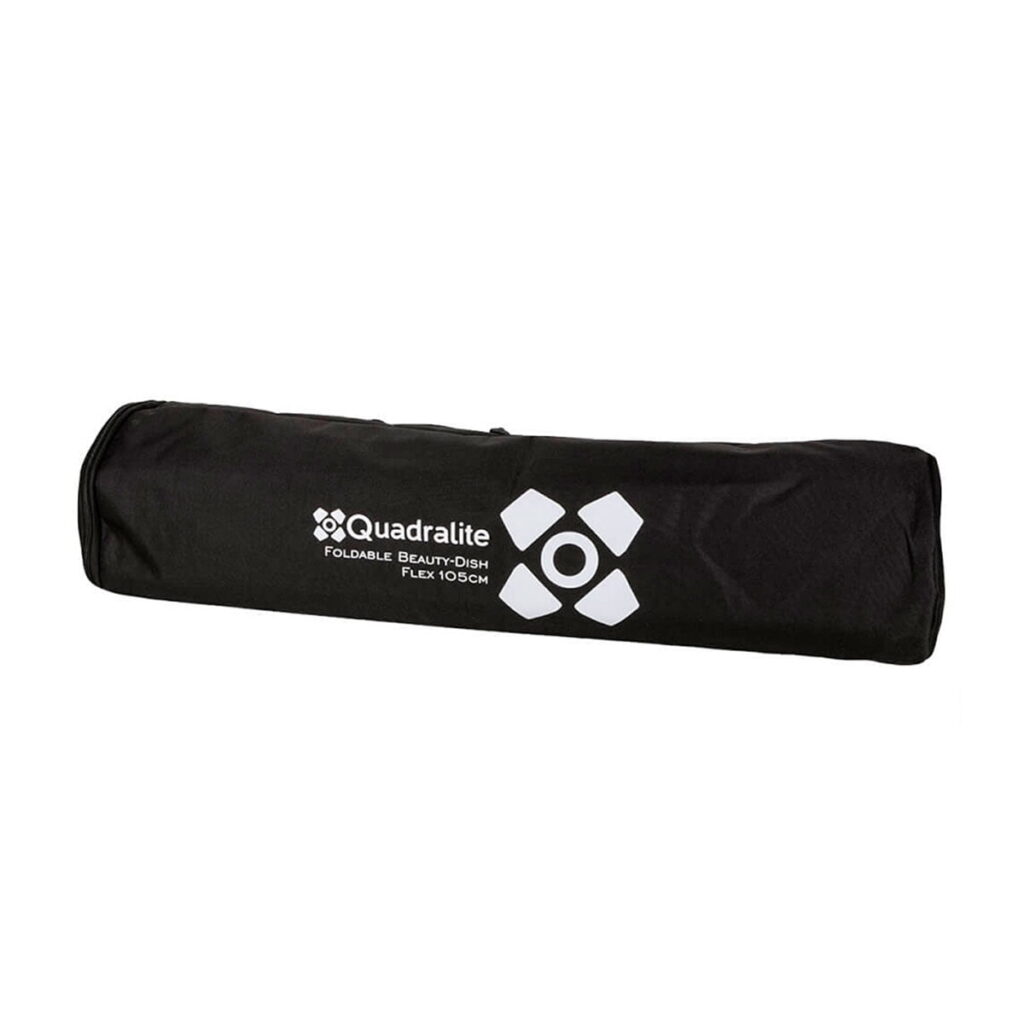 Quadralite Flex 105cm kokoontaitettavalle kauneusastialle suunniteltu musta sylinterimäinen vetoketjullinen kantolaukku, jossa on Quadraliten logo ja valkoinen teksti "FOLDABLE BEAUTY-DISH FLEX 105CM", kuvattuna valkoista taustaa vasten.