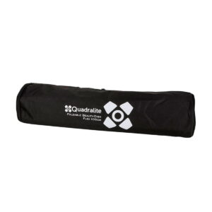 Quadralite Flex 105cm kokoontaitettavalle kauneusastialle suunniteltu musta sylinterimäinen vetoketjullinen kantolaukku, jossa on Quadraliten logo ja valkoinen teksti "FOLDABLE BEAUTY-DISH FLEX 105CM", kuvattuna valkoista taustaa vasten.