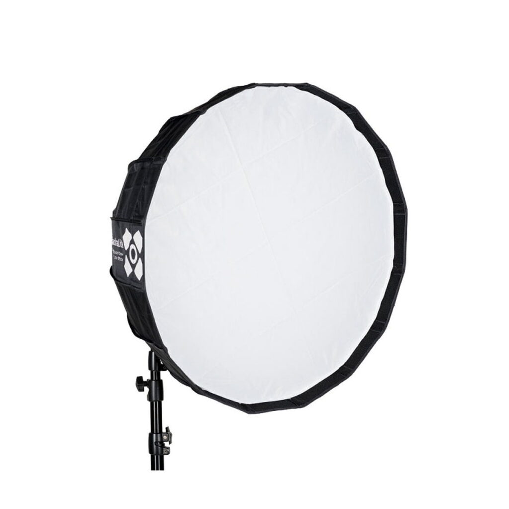 Quadralite_Flex_65cm_Foldable_Beauty-Dish_001 Quadralite Flex 65cm Foldable Beauty-Dish on pyöreä, valkoinen valonhajotin mustalla jalustalla, ihanteellinen valokuvaukseen tai videokuvaukseen pehmeän, tasaisen valaistuksen aikaansaamiseksi.