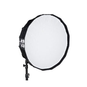 Quadralite_Flex_65cm_Foldable_Beauty-Dish_001 Quadralite Flex 65cm Foldable Beauty-Dish on pyöreä, valkoinen valonhajotin mustalla jalustalla, ihanteellinen valokuvaukseen tai videokuvaukseen pehmeän, tasaisen valaistuksen aikaansaamiseksi.