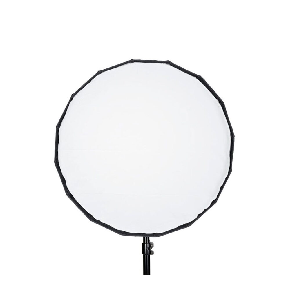 Quadralite_Flex_65cm_Foldable_Beauty-Dish_002 Valkoisella diffuusorilla varustettu Quadralite Flex 65cm kokoontaitettava kauneusmalja on asennettu mustalle jalustalle valkoista taustaa vasten.